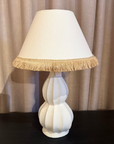 Lampfot Gusso vit med vit skärm med frans H54 cm