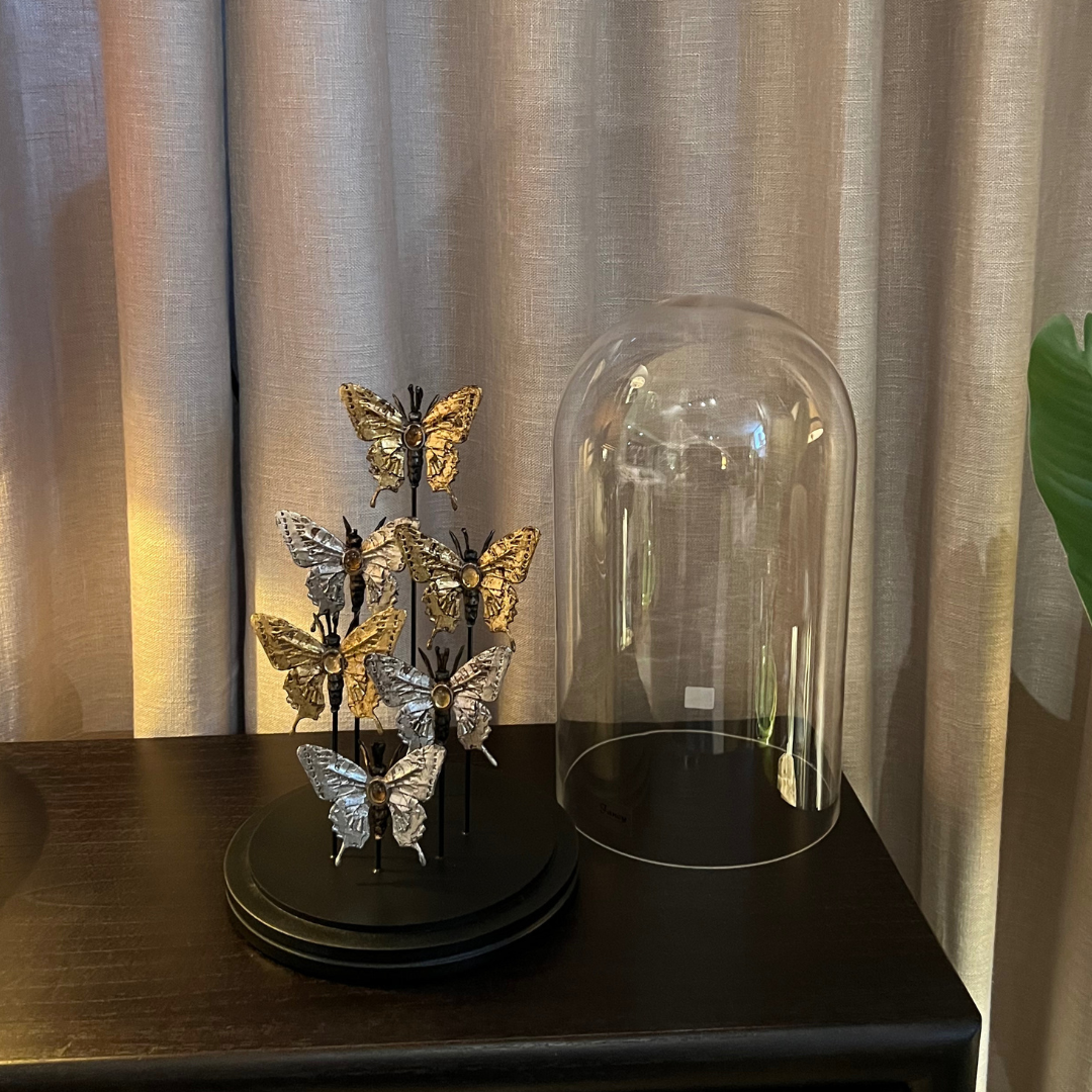 Glasglob med fjärilar