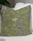 grönt kuddfodral med leopard i svart vitt