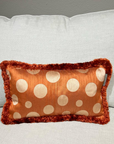 Kuddfodral med prickar och fransdetalj