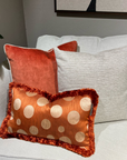Kuddfodral med prickar och fransdetalj