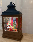Spelande juldekoration med tomte