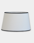 Carolin Lampskärm Vit med svart band D25 cm