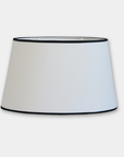 Carolin Lampskärm Vit med svart band D30 cm