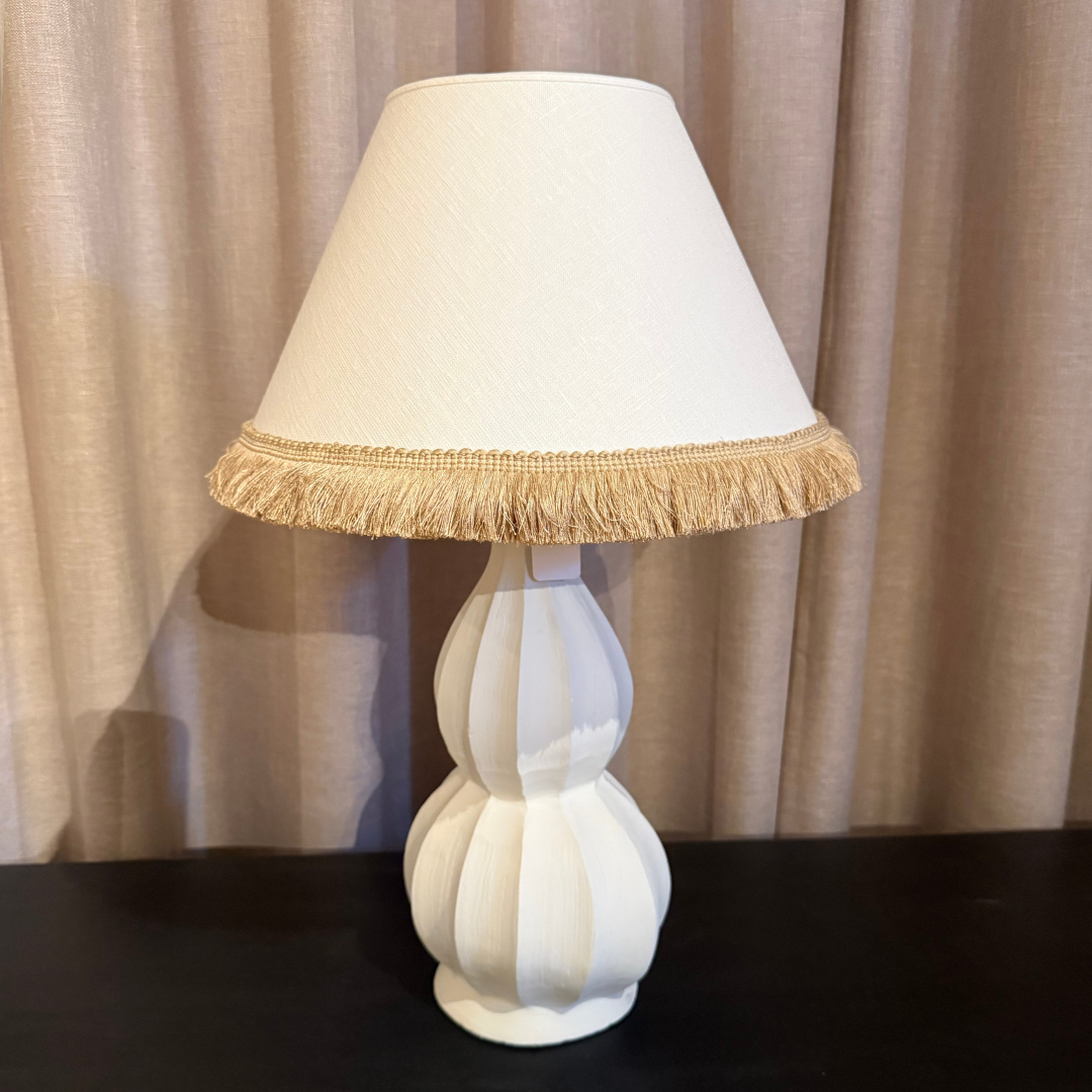 Lampfot Gusso vit med vit skärm med frans H54 cm