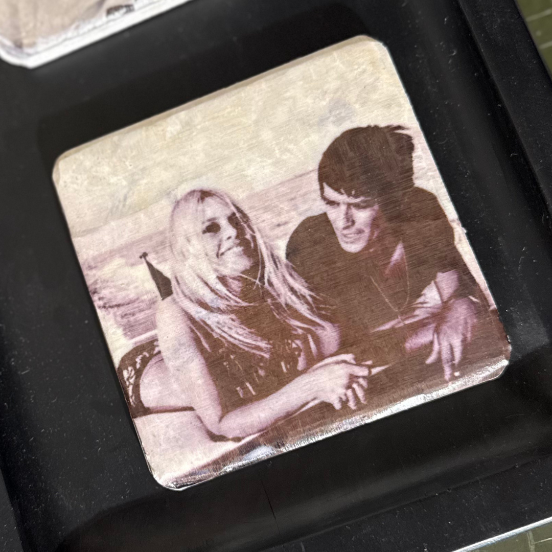 Glasunderlägg marmor Brigitte Bardot och Alan Delon