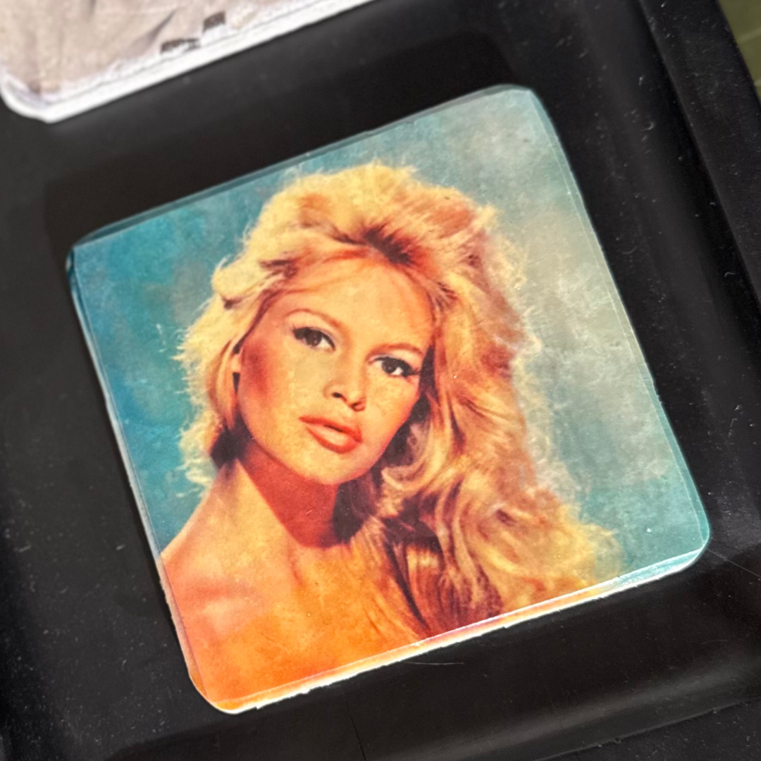 Glasunderlägg marmor Brigitte Bardot färg