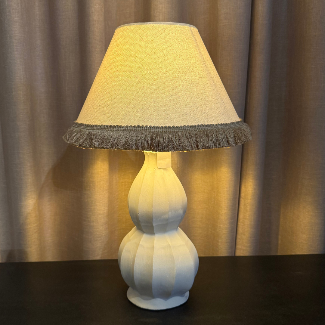 Lampfot Gusso vit med vit skärm med frans H54 cm