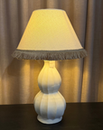 Lampfot Gusso vit med vit skärm med frans H54 cm