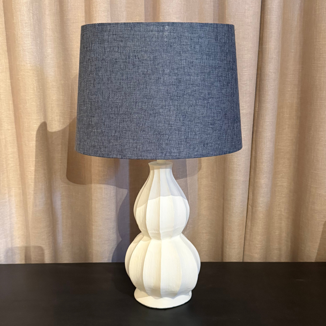 Lampfot Gusso vit med skärm Alice oval blå H60 cm
