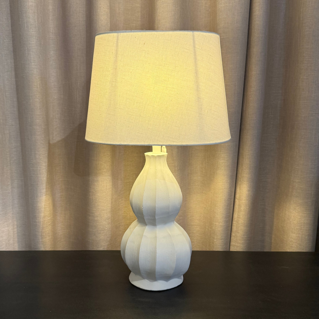 Lampfot Gusso vit med lampskärm Oval vit H57 cm