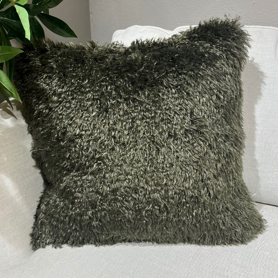 Mörkgrönt kuddfodral i fuskpäls