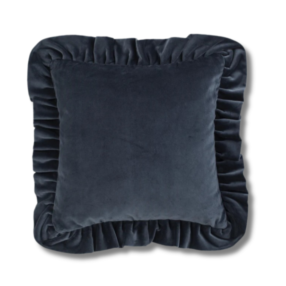 Sammetskudde med volang i Denim Blå